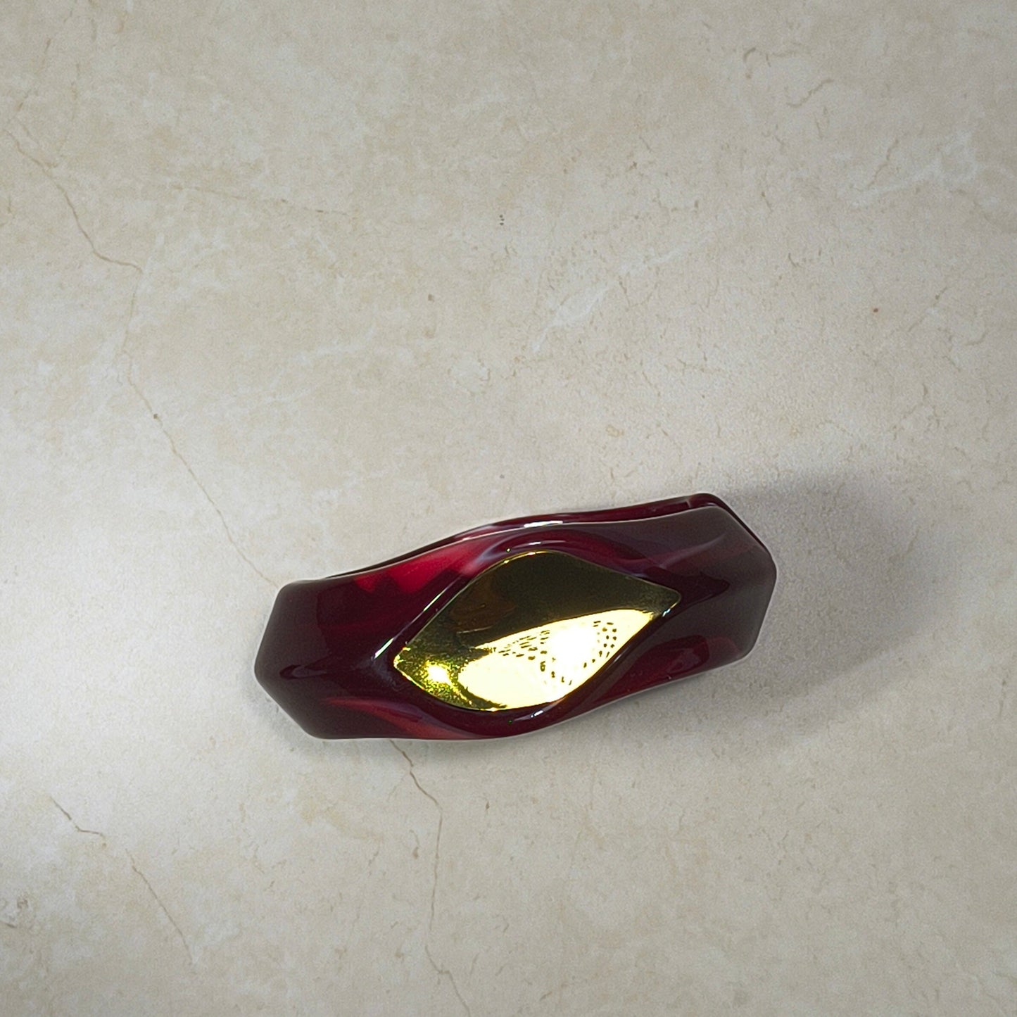 RVS details op de Crimson bangle van hars en RVS.