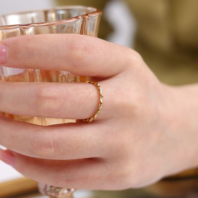 Minimalistische ring gedraaid goud RVS
