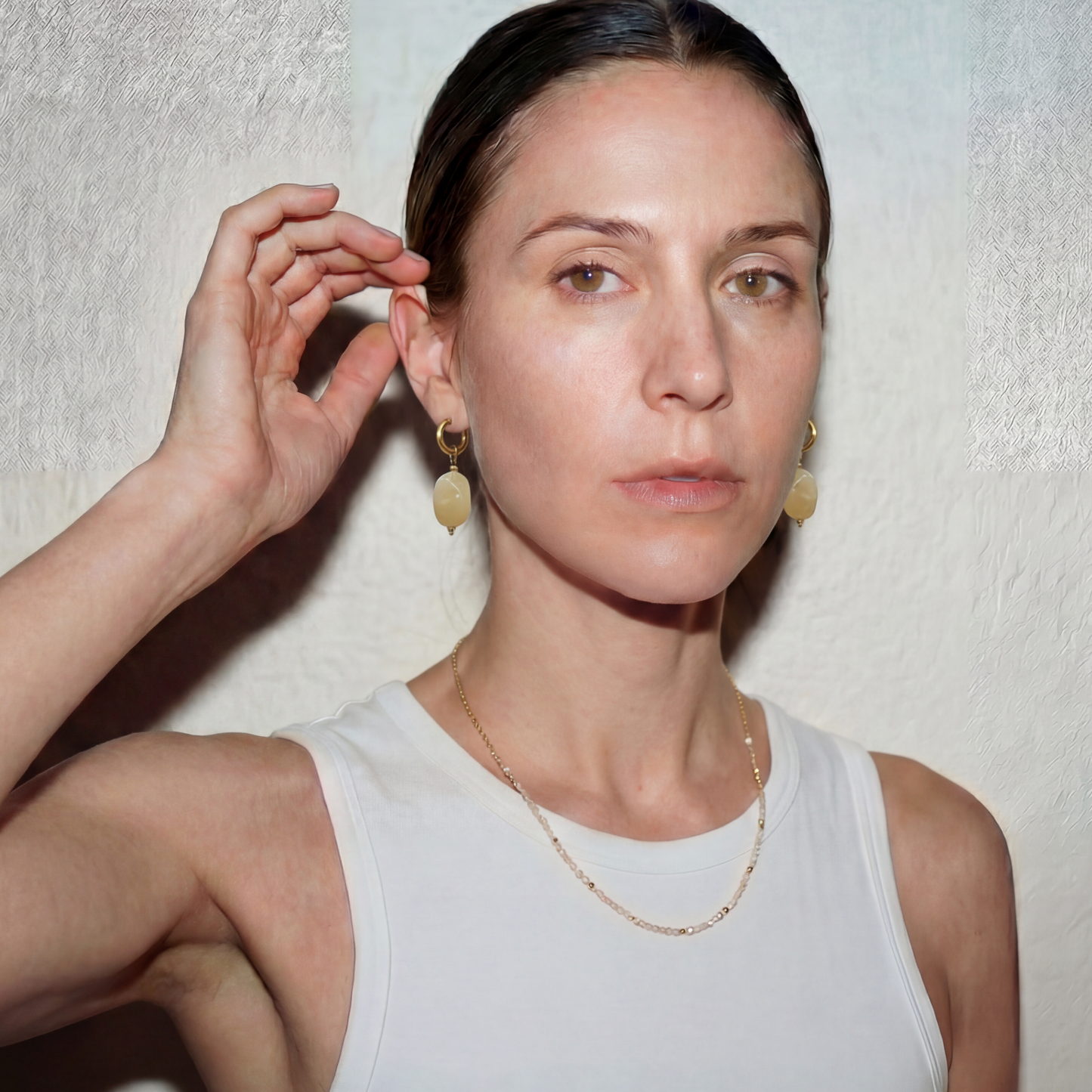 Lena draagt hier de prachtige oorbellen van de soft stone collection. Het zijn oorringetjes met een stenen hanger. De materialen zijn roestvast staal en hars.