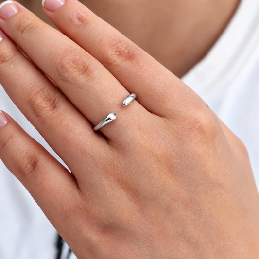 Muse Ring zilverkleurige RVS ring gedragen aan de hand als minimalistische everyday ring