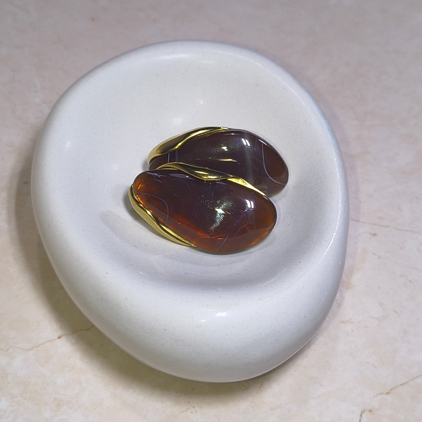 Set oorbellen Rvs en hars in kleur amber. Hoogwaardige kwaliteit. Gioia store.