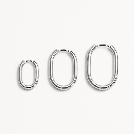 Zilverkleurige Mini Oval Hoops met minimalistische ovale vorm.