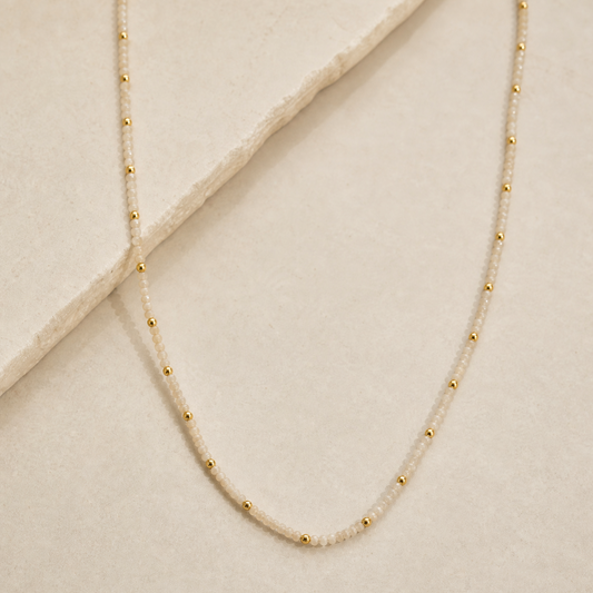 The soft stone necklace gemaakt van natuursteen en rvs, is een prachtige minimalistishce ketting die alleen of samen te dragen is.