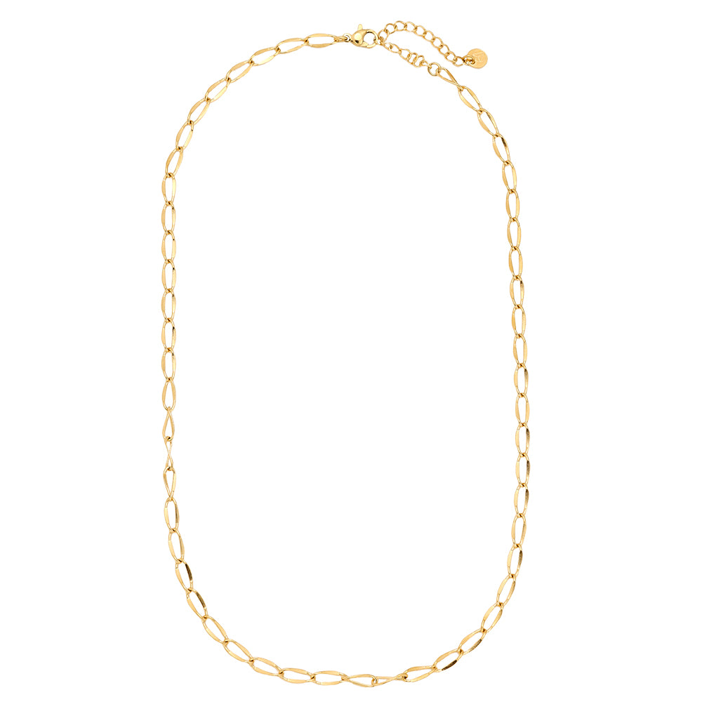 Luna Chain goudkleurige RVS schakelketting met langwerpige minimalistische schakels op een lichte achtergrond.