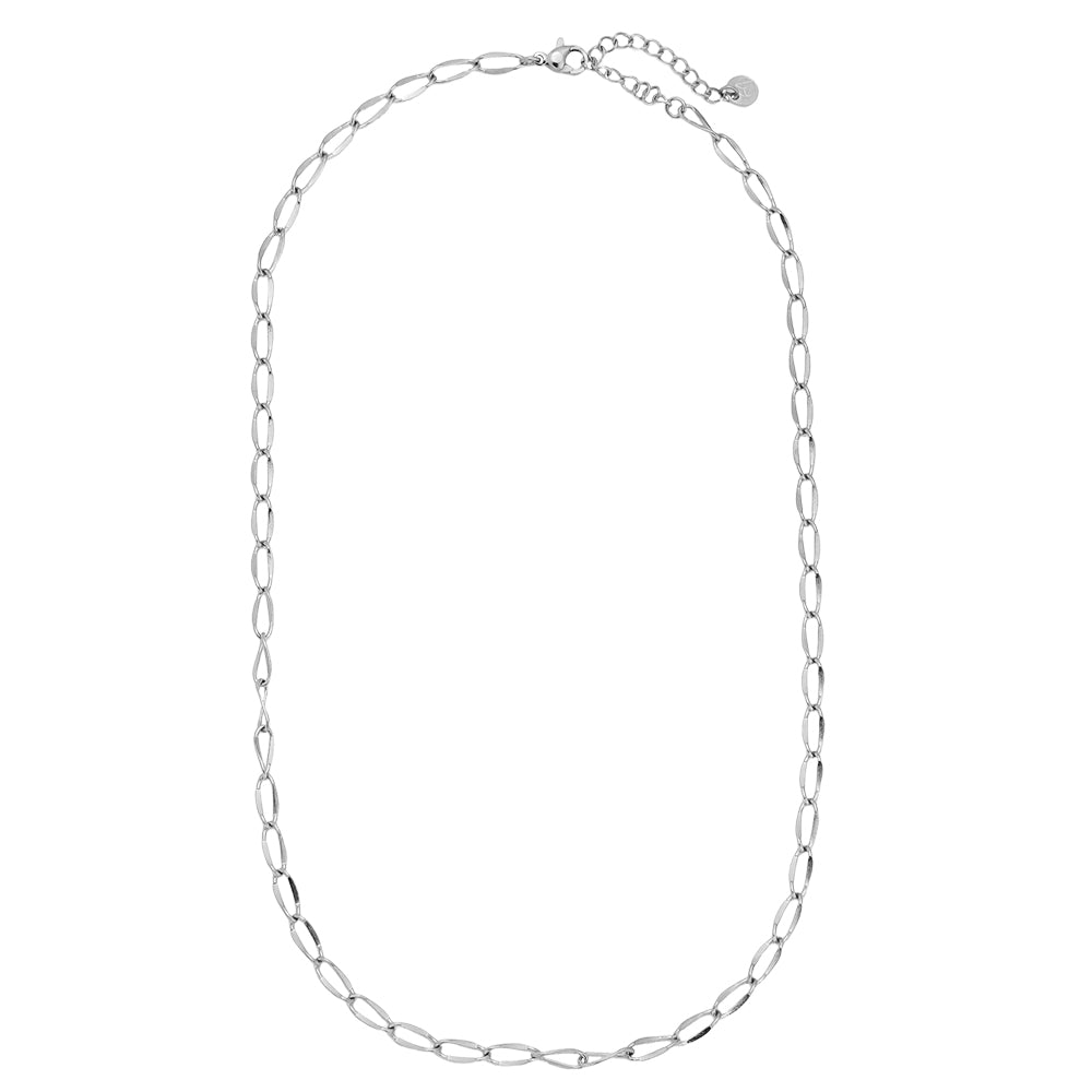 Luna Chain zilverkleurige RVS schakelketting met langwerpige minimalistische schakels op een lichte achtergrond.