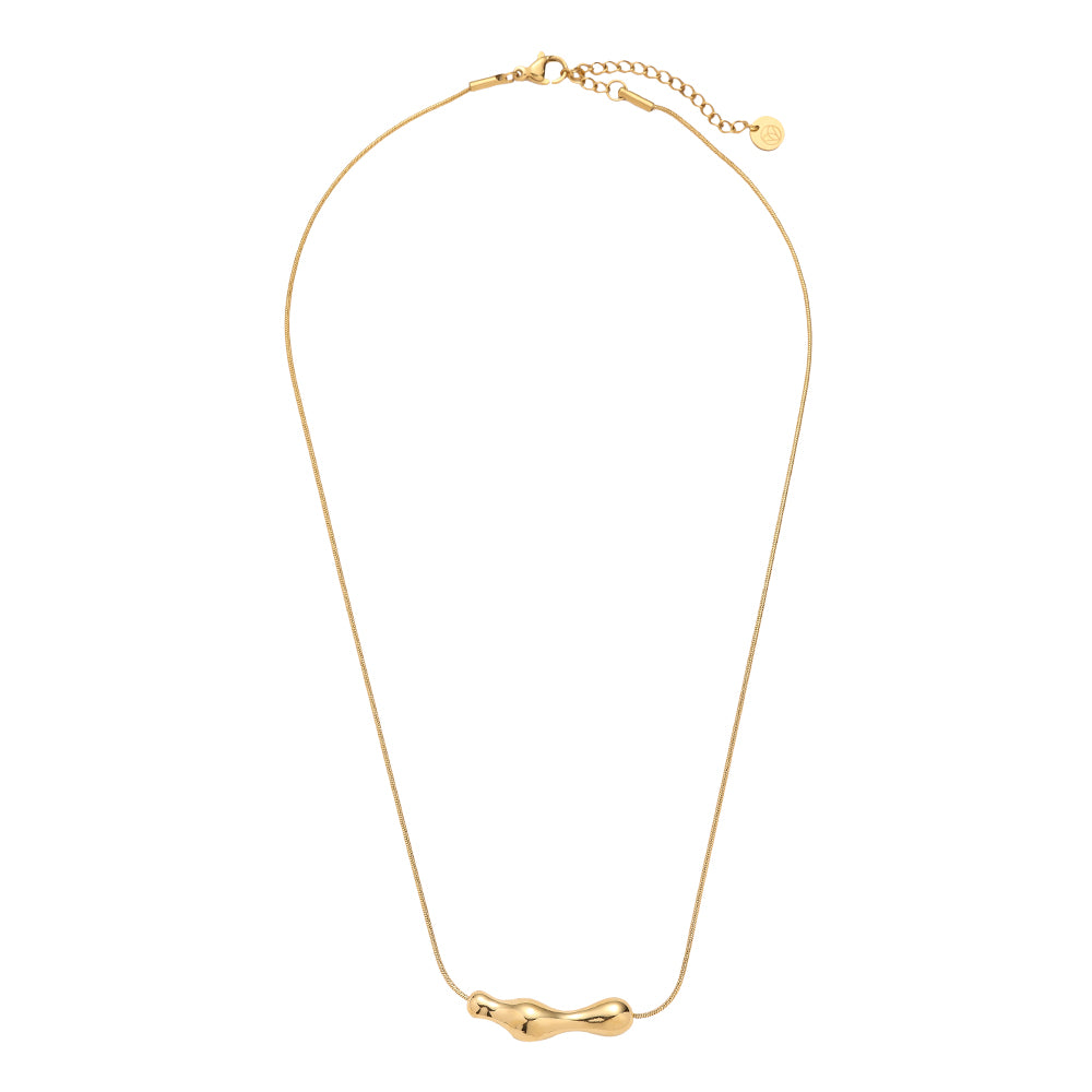 Aura Necklace goudkleurige RVS ketting met organisch gevormde hanger op een lichte achtergrond.