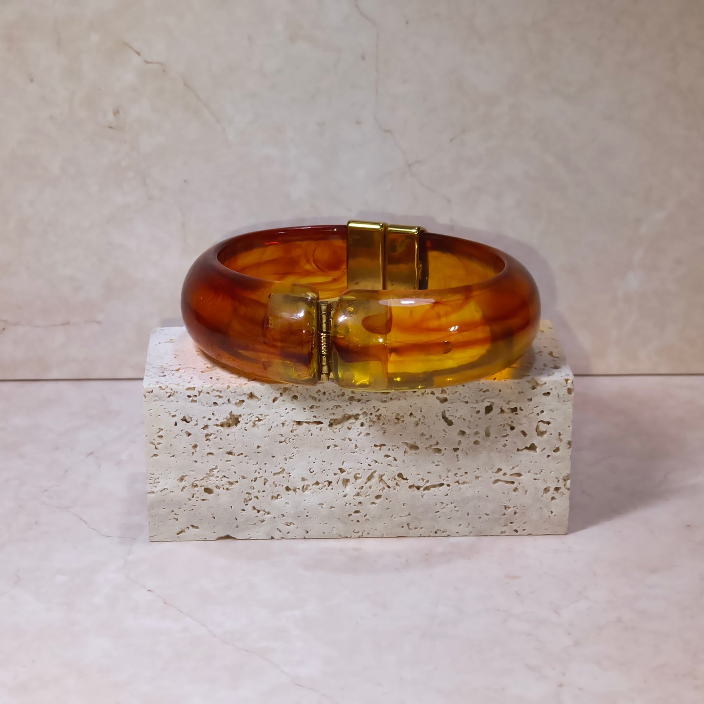 Achterkant van de amberkleurige hars bangle. 