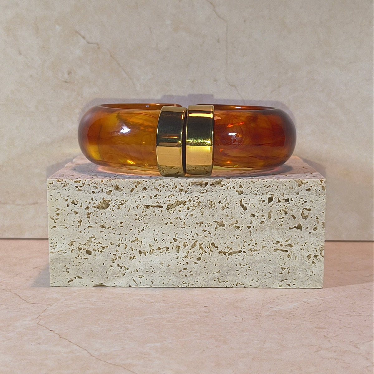 Amber Bangle goudkleurige RVS armband met amberkleurige afwerking op natuurstenen blokje