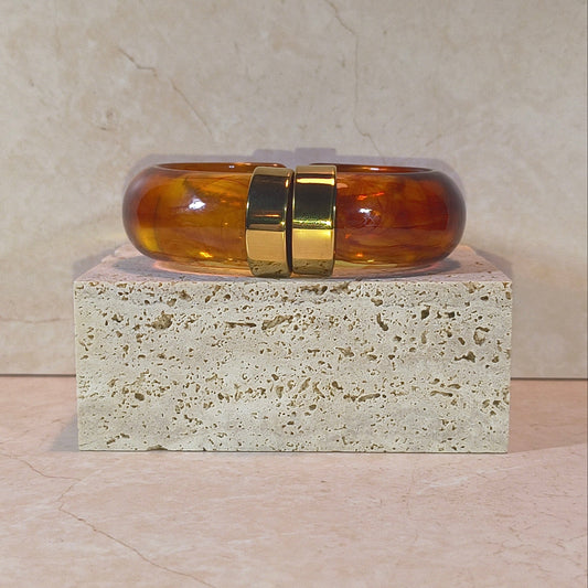 Armband hars/ RVS bangle. Amberkleurige armband met gouden details. Verkrijgbaar bij shopgioia.store