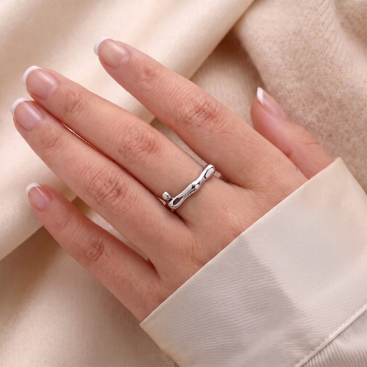 Minimalistische zilveren Contour Ring van RVS gedragen aan een hand met een natuurlijke, moderne uitstraling.