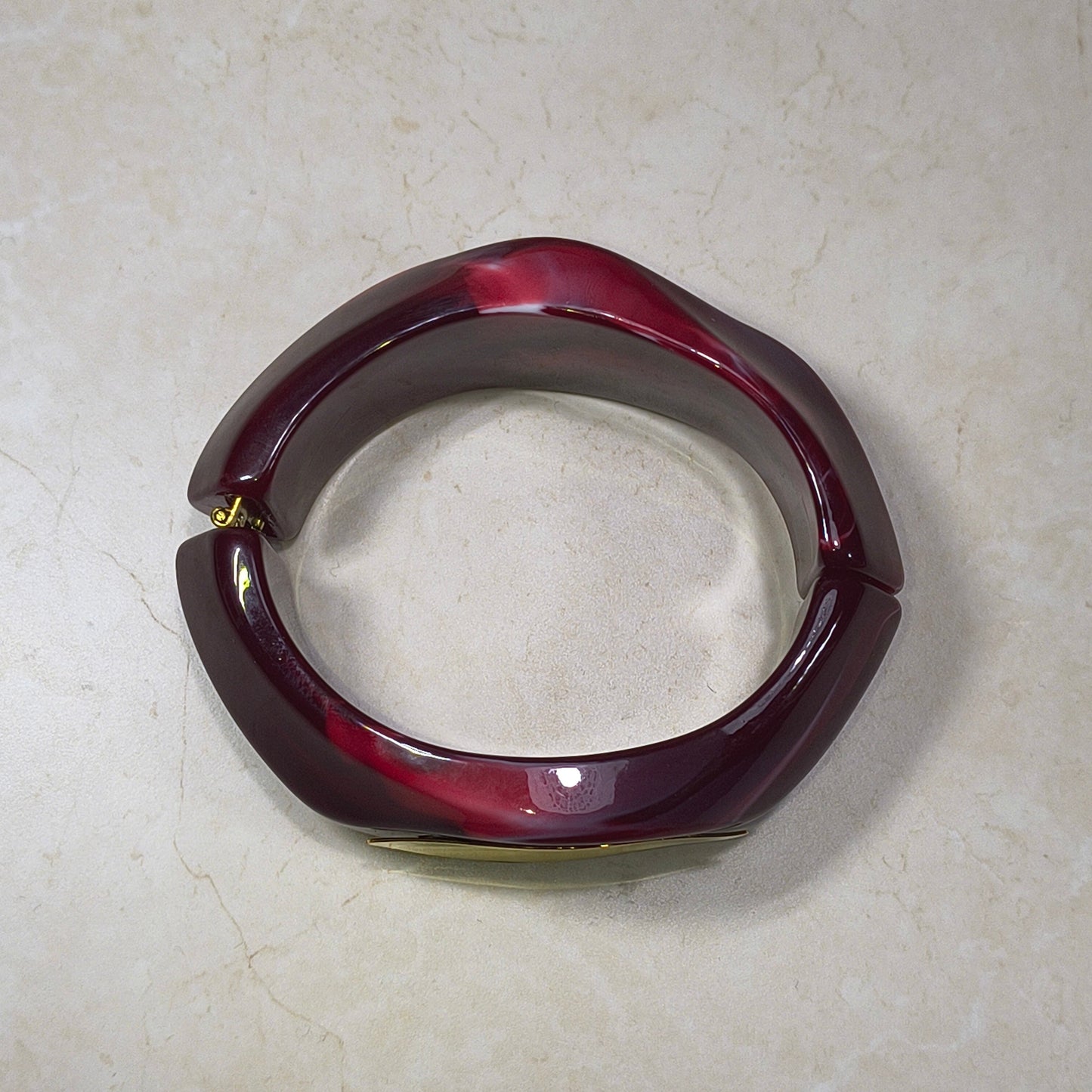 The Crimson bangle van hars en RVS. Met scharnier, dus heel gemakkelijk te dragen.