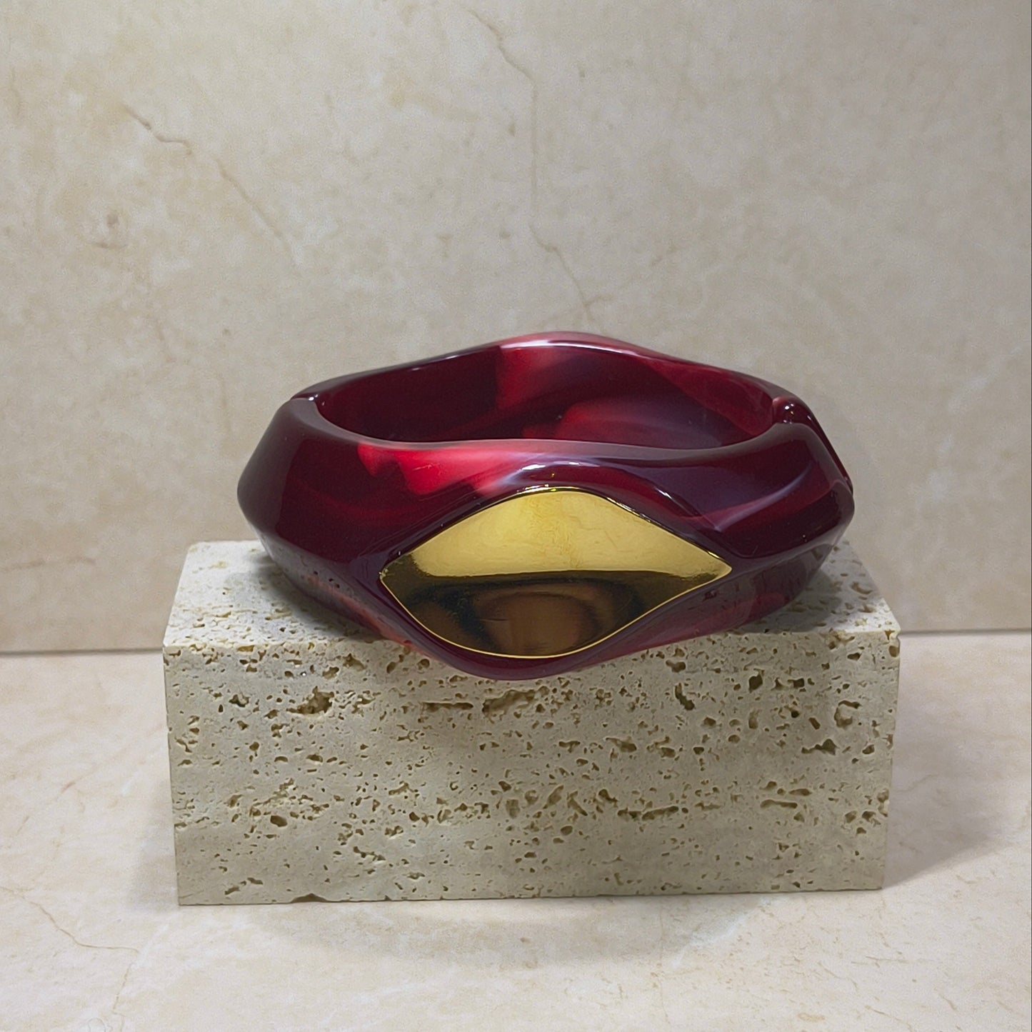 Prachtige bangle van hars met RVS gouden accent. Voorzien van scharnier dus heel gemakkelijk te dragen. 