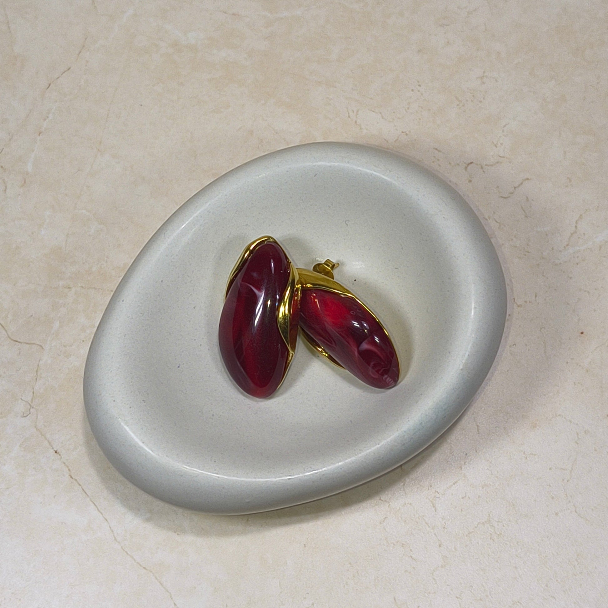 The Crimson oorbellen in schaaltje. Oorbellen van hars en RVS in rode kleur.