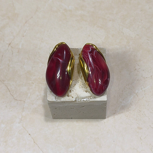 Crimson oorbellen van hars en RVS. organisch gevormd.