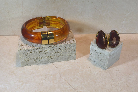 The Ember collection bestaande uit een bangle en set oorbellen. Hars en RVS.