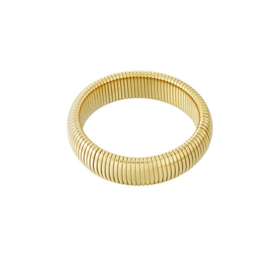 Prachtige armband van roestvast staal in goudkleur. Verkrijgbaar in 3 diktes van 10, 15 of 20 mm. Leuk om alleen te dragen of juist 2 armbanden te dragen van verschillende diktes.
