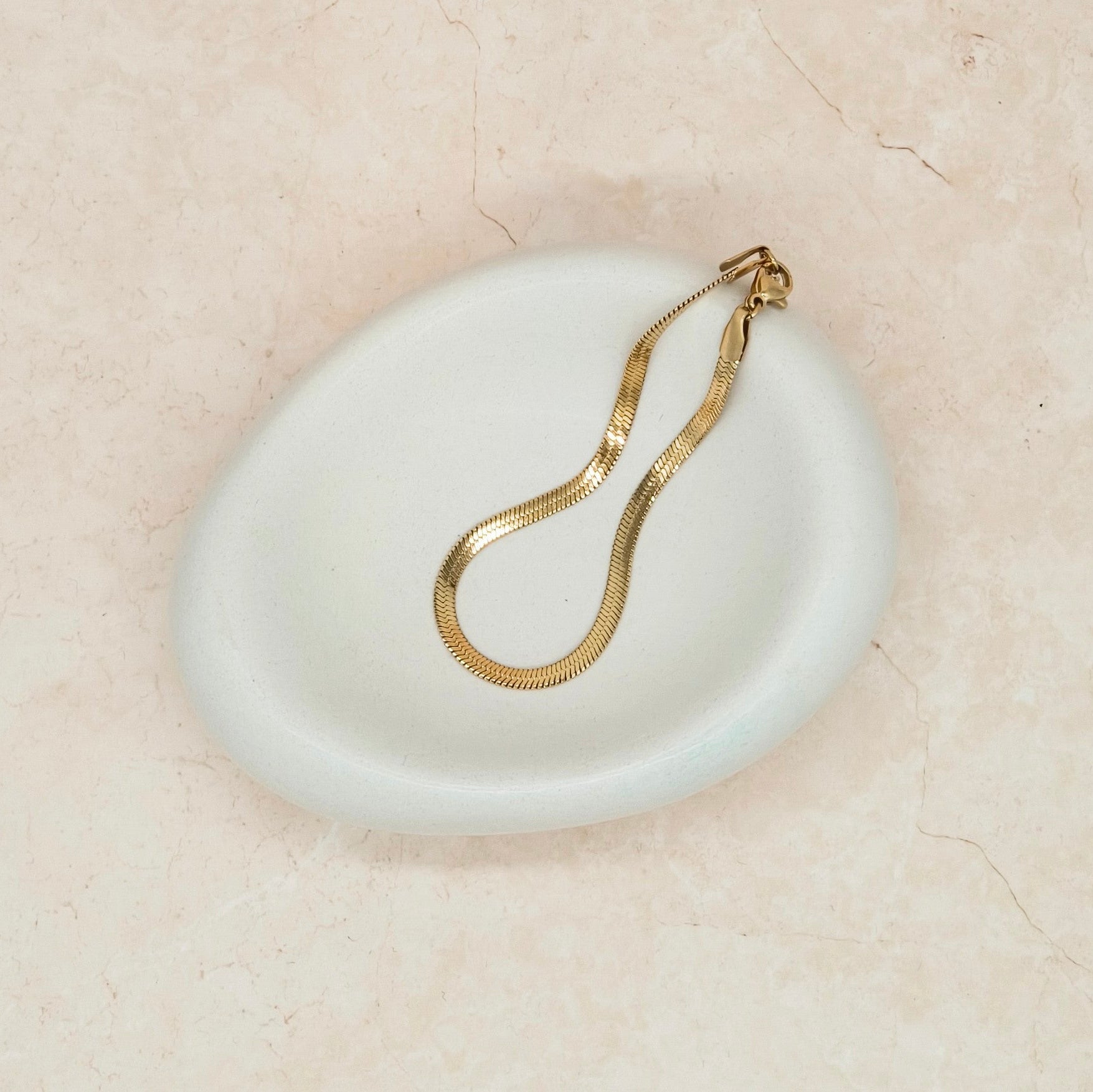 Snake armband goudkleurig RVS. Minimalistische uitstraling. Verkrijgbaar bij Gioia store.