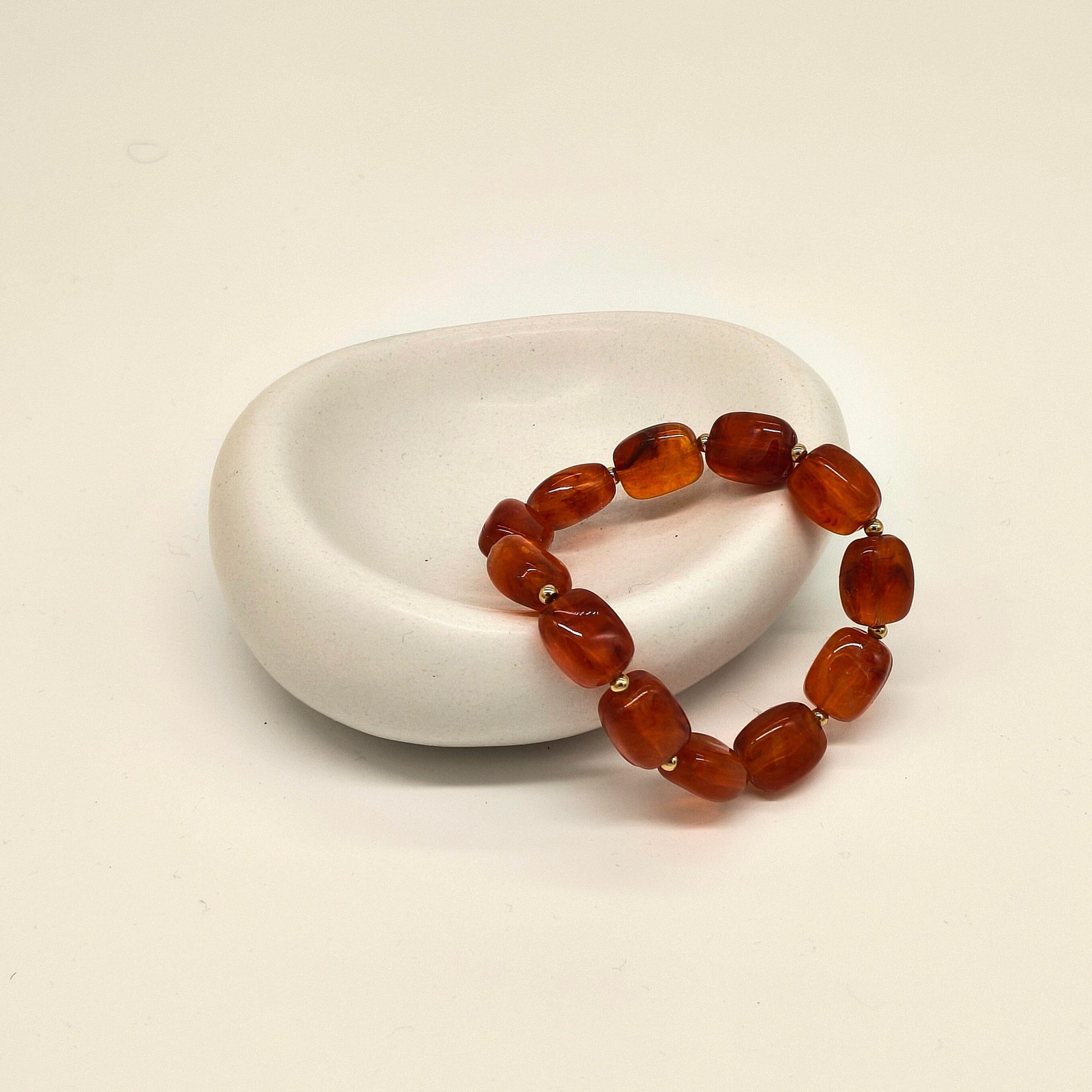 Amberkleurige elastische armband van acryl en RVS