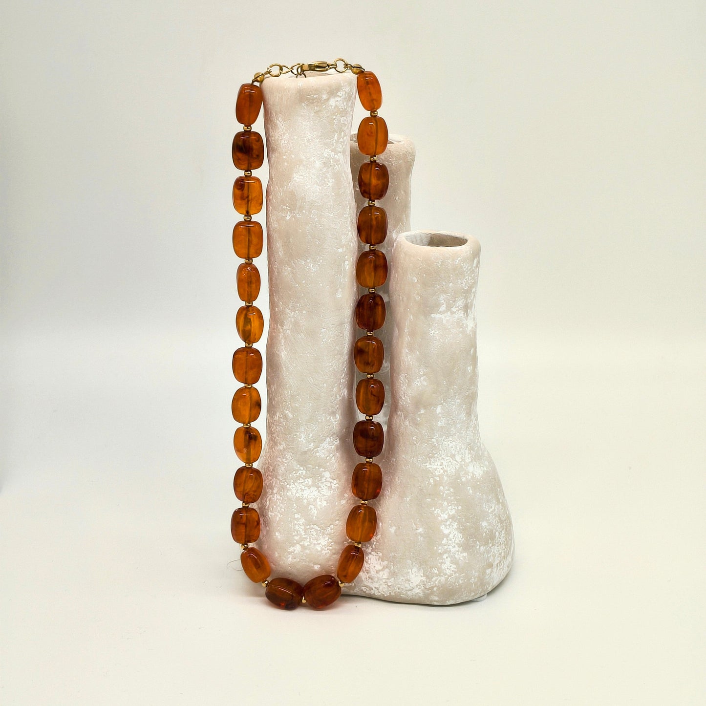 Amber Kralenketting – Acryl met Goudkleurige Details