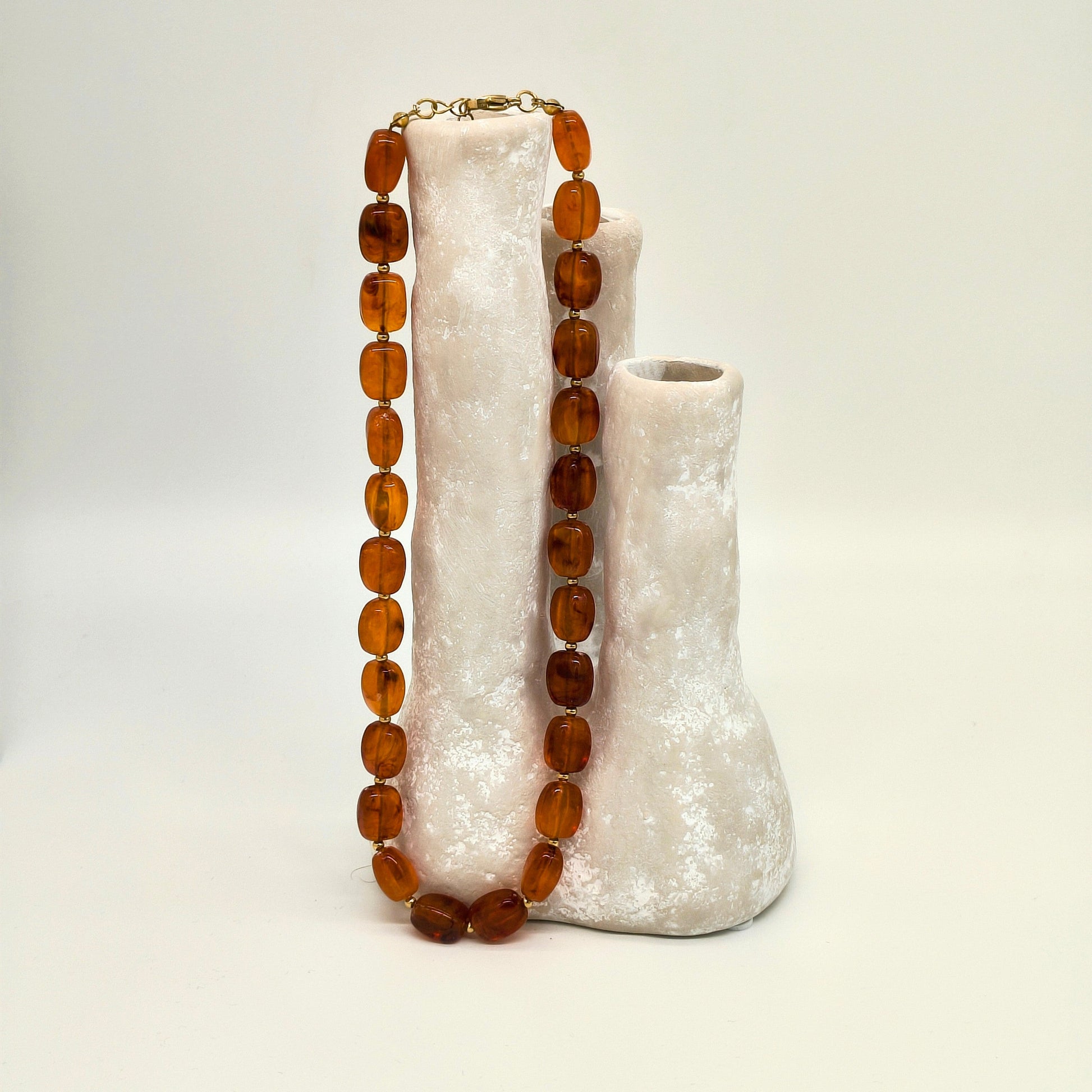 Amber Kralenketting – Acryl met Goudkleurige Details