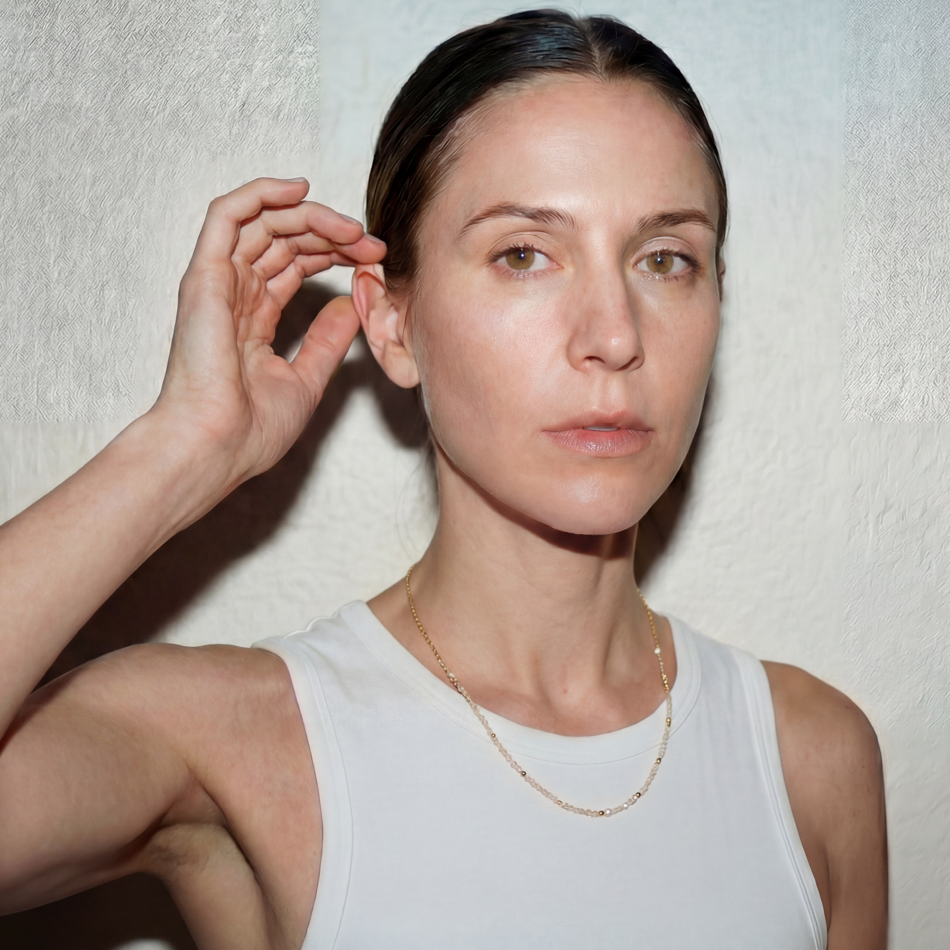 Lena draagt op deze foto the soft stone necklace. Dit staat prachtig op haar witte top. De softstone neclace is gemaakt van kleine natuursteen kraaltjes. De sluiting en verlengketting zijn gemaakt van roestvast staal.