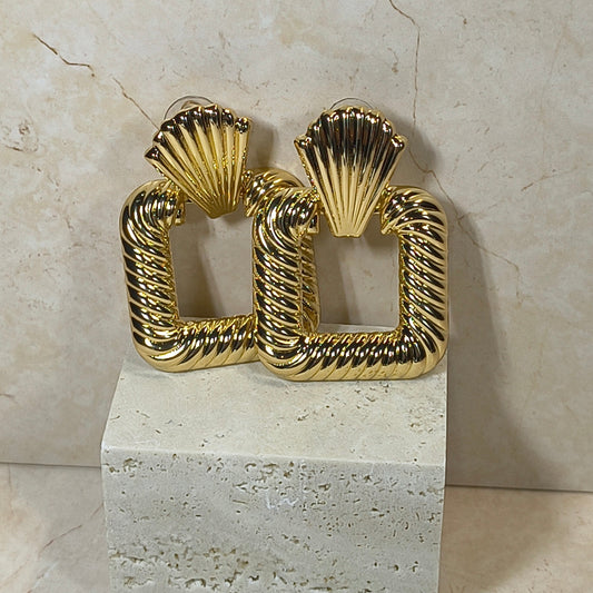 Gouden Metaal Oorbellen – Vintage Vierkant met Schelp