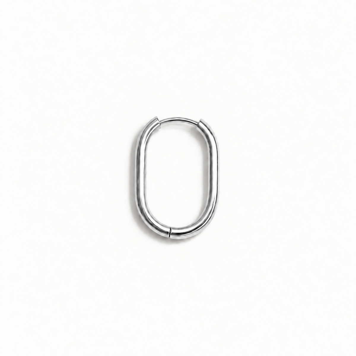 Maxi Oval Hoop Zilver van waterproof RVS op een lichte achtergrond.