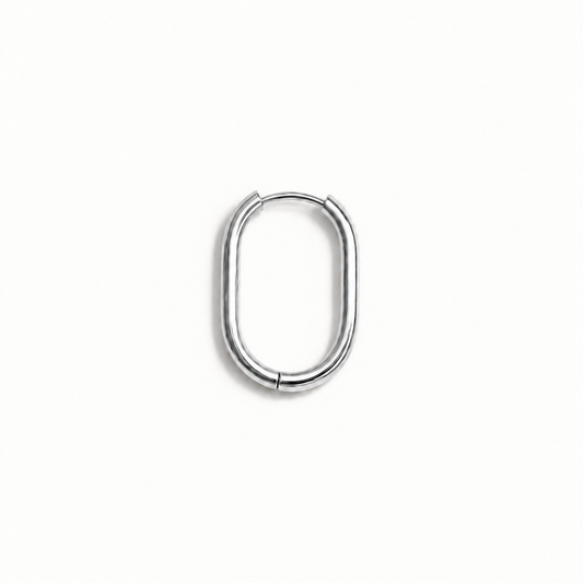 Midi Oval Hoop Zilver van waterproof RVS op een lichte achtergrond.