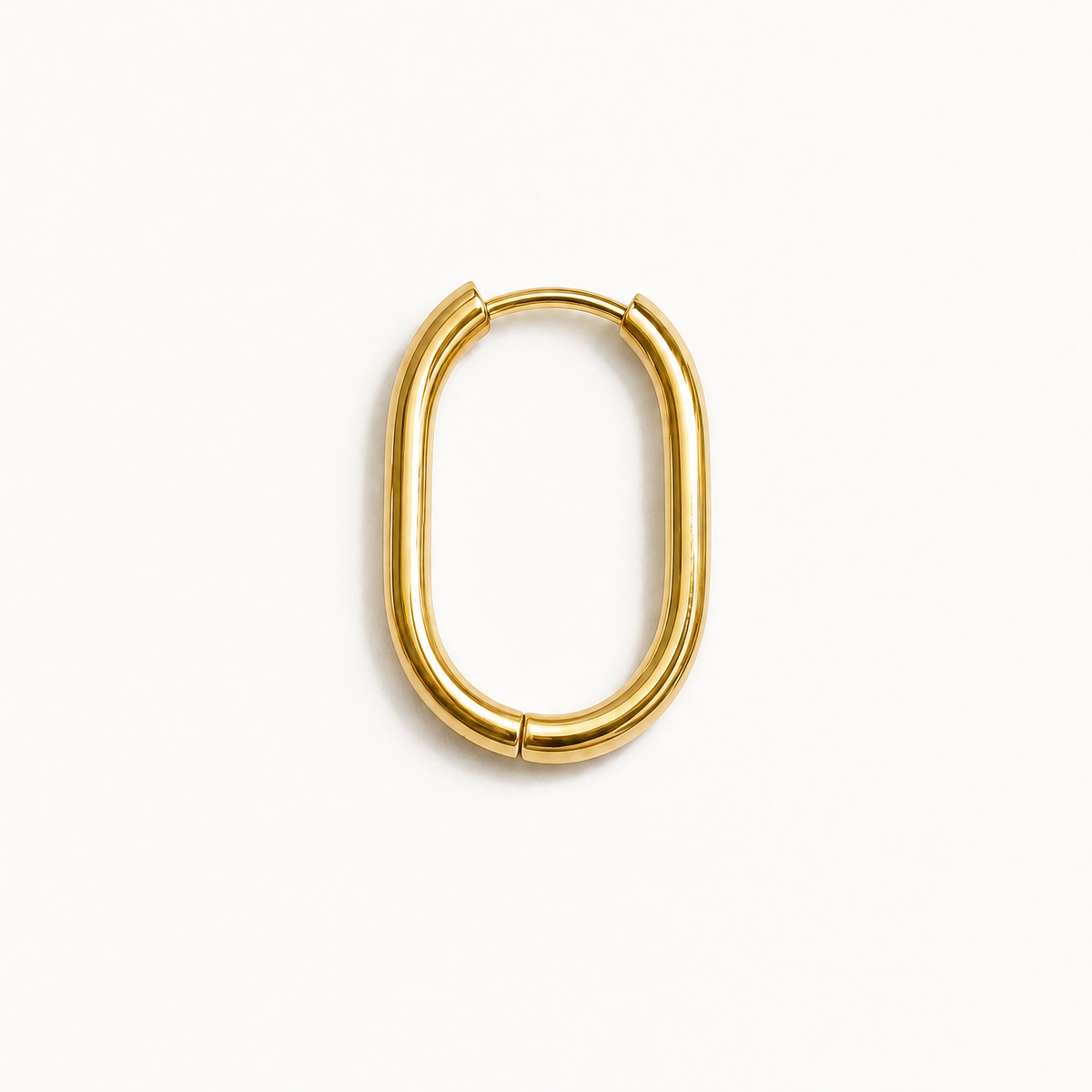 Midi oval hoop in goudkleurig RVS op een lichte achtergrond.