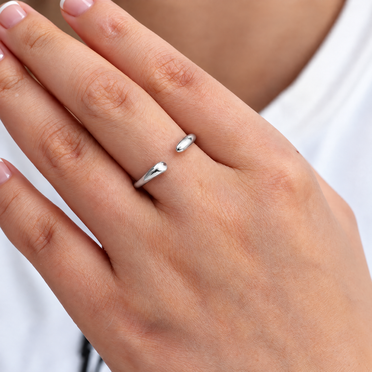 Muse Ring zilverkleurige RVS ring gedragen aan de hand als minimalistische everyday ring