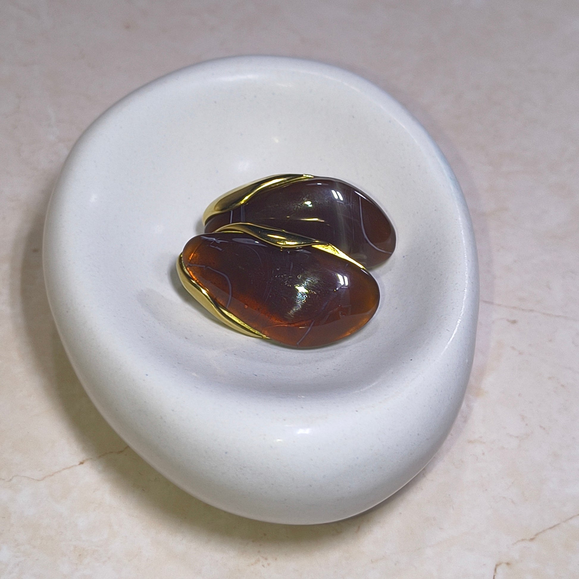 Set oorbellen Rvs en hars in kleur amber. Hoogwaardige kwaliteit. Gioia store.