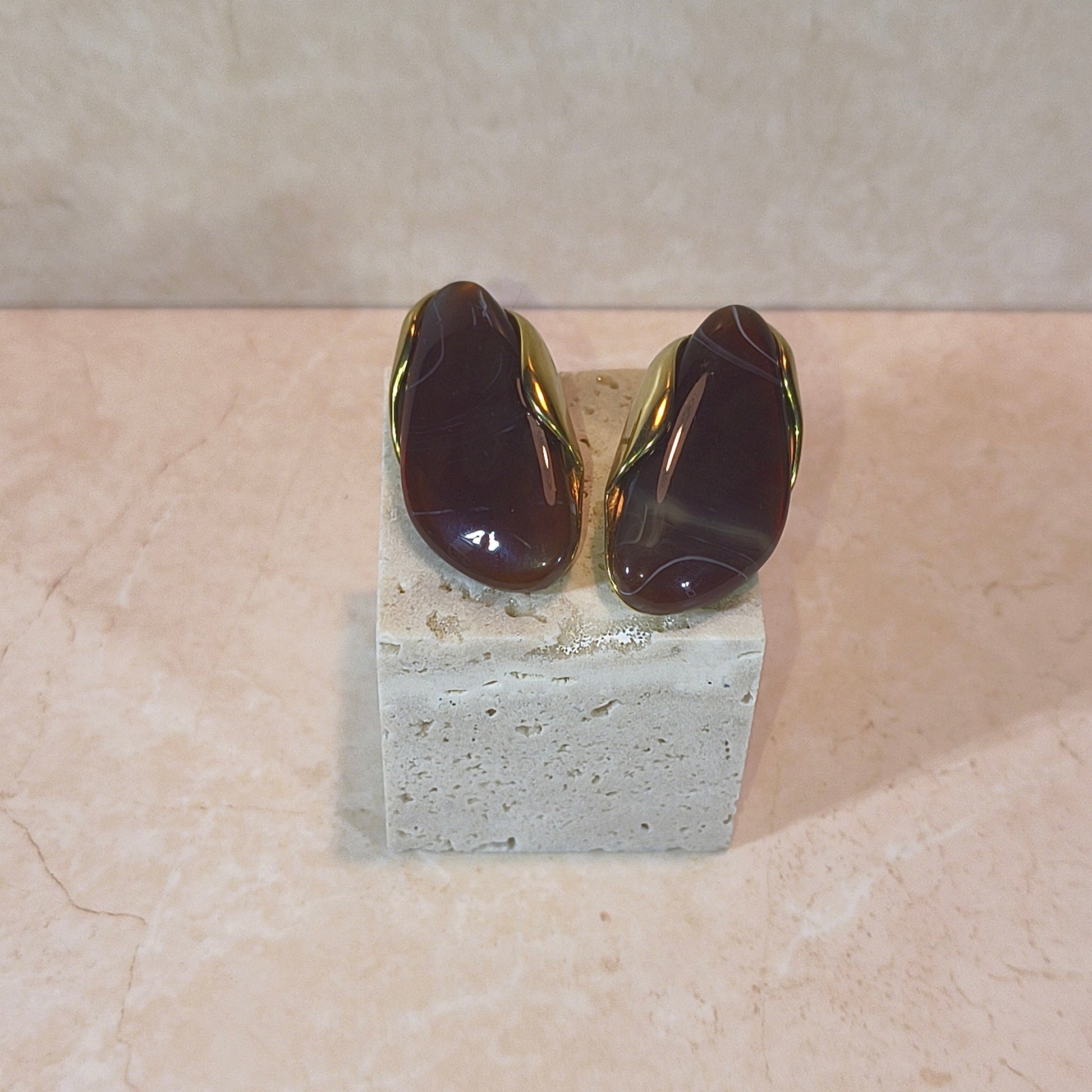 Organische oorbellen van hars en RVS. Amberkleurig met gouden details. 