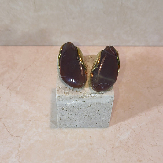 Organische oorbellen van hars en RVS. Amberkleurig met gouden details. 