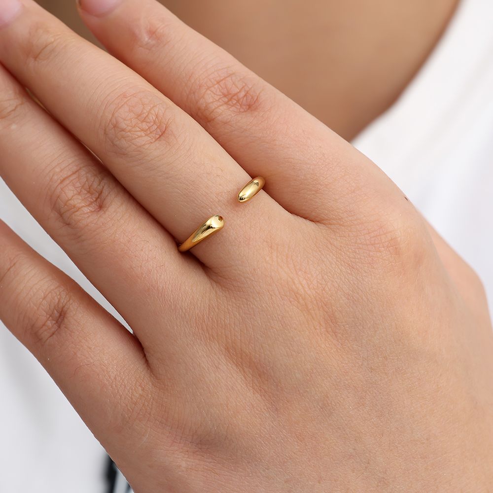 Minimalistisch gouden ringetje van hoogwaardig RVS in goudkleur hier gedragen op een hand.
