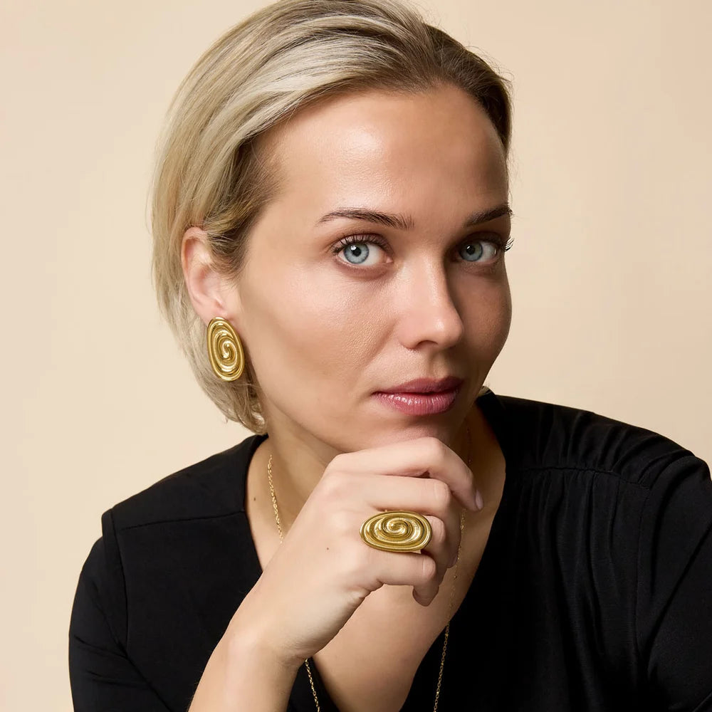 Vrouw die de organic set draagt van Gioia