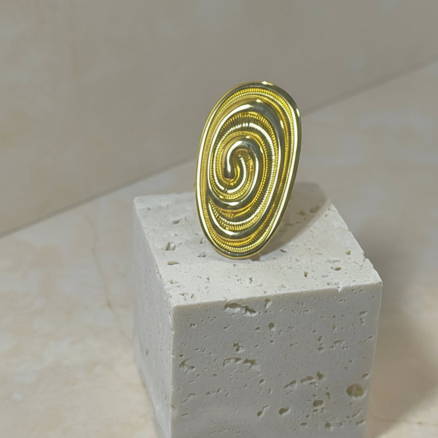 Organische Maxiring swirl. Rvs goudkleur, verstelbaar. 