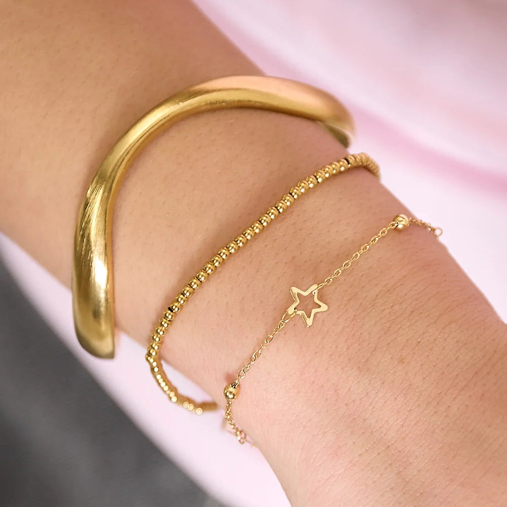 Minimalistische bangle van zilverkleurig RVS met organische vorm. Tijdloos, comfortabel en perfect voor dagelijks gebruik. Ontdek The Organic Bangle van Gioia.