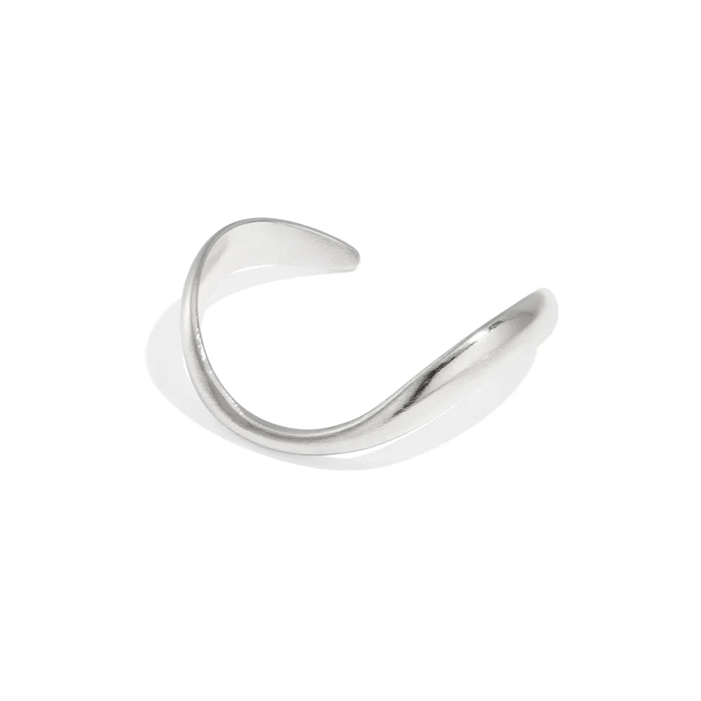 Minimalistische bangle van zilverkleurig RVS met organische vorm. Tijdloos, comfortabel en perfect voor dagelijks gebruik. Ontdek The Organic Bangle van Gioia.