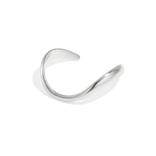 Minimalistische bangle van zilverkleurig RVS met organische vorm. Tijdloos, comfortabel en perfect voor dagelijks gebruik. Ontdek The Organic Bangle van Gioia.