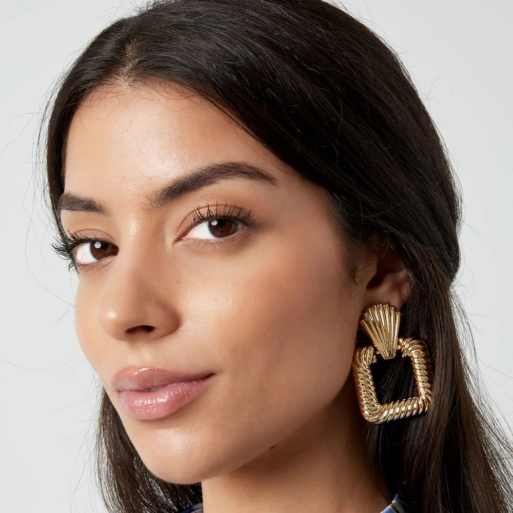 Dame van sideprofile met de party oorbellen van Gioia