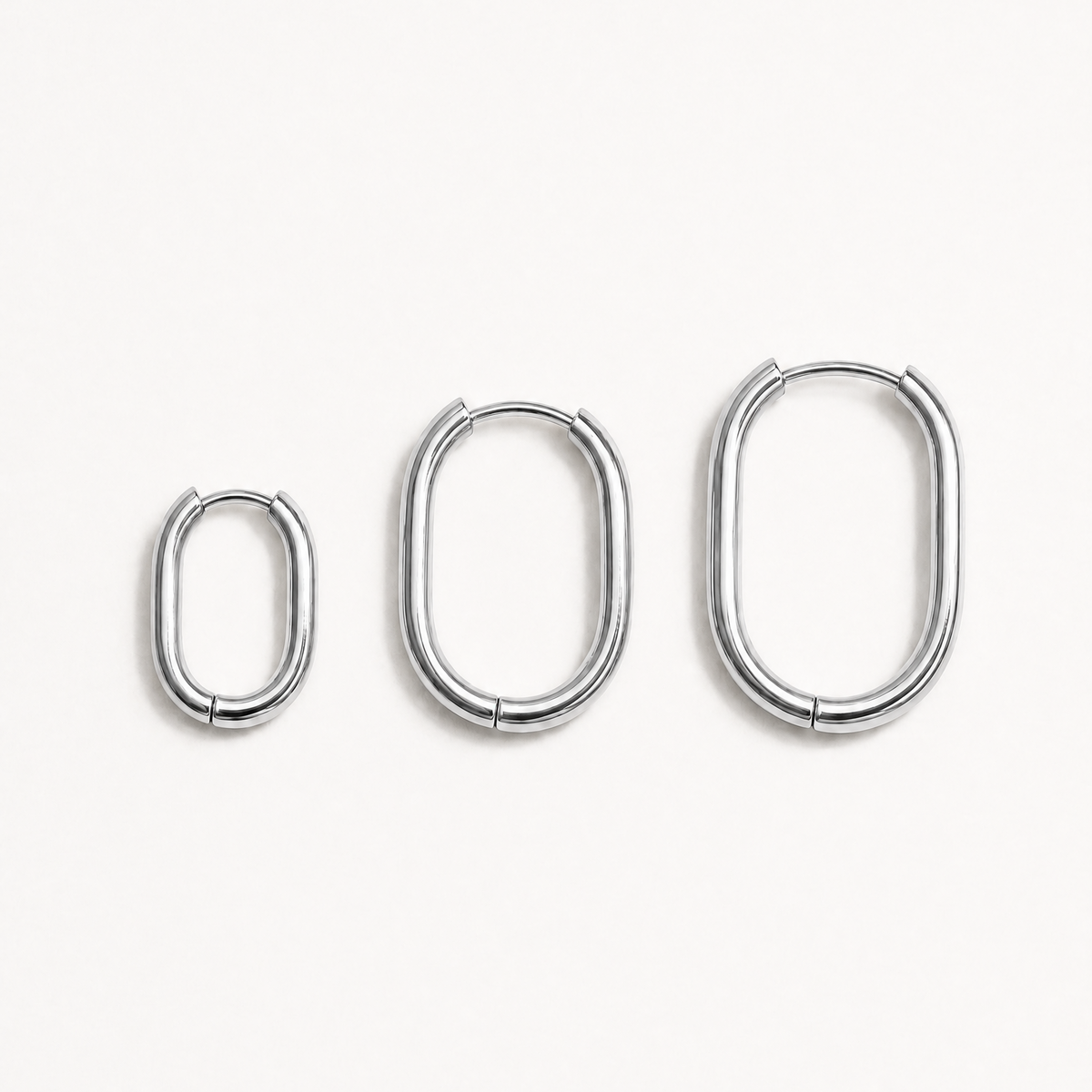 Zilverkleurige Mini Oval Hoops met minimalistische ovale vorm.