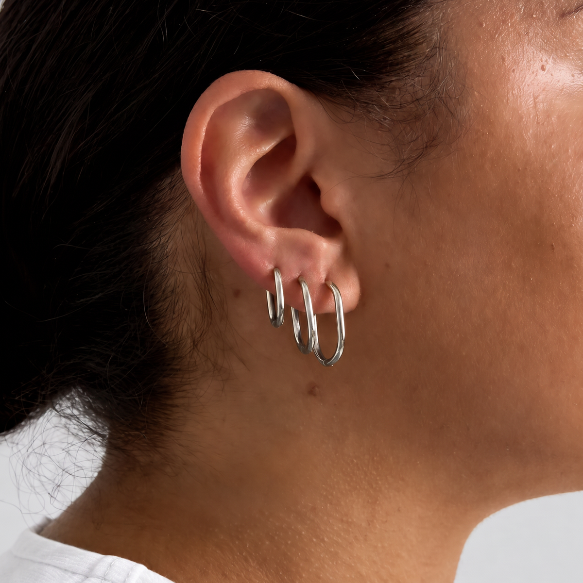 Mini Oval Hoop Zilver gedragen als subtiele everyday hoop stack
