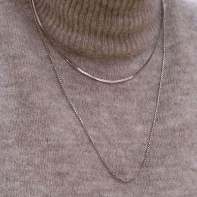Minimalistische snake chain ketting van zilverkleurig RVS. Glad, flexibel en perfect voor dagelijks gebruik of layering. Ontdek de Snake Chain Necklace van Gioia.