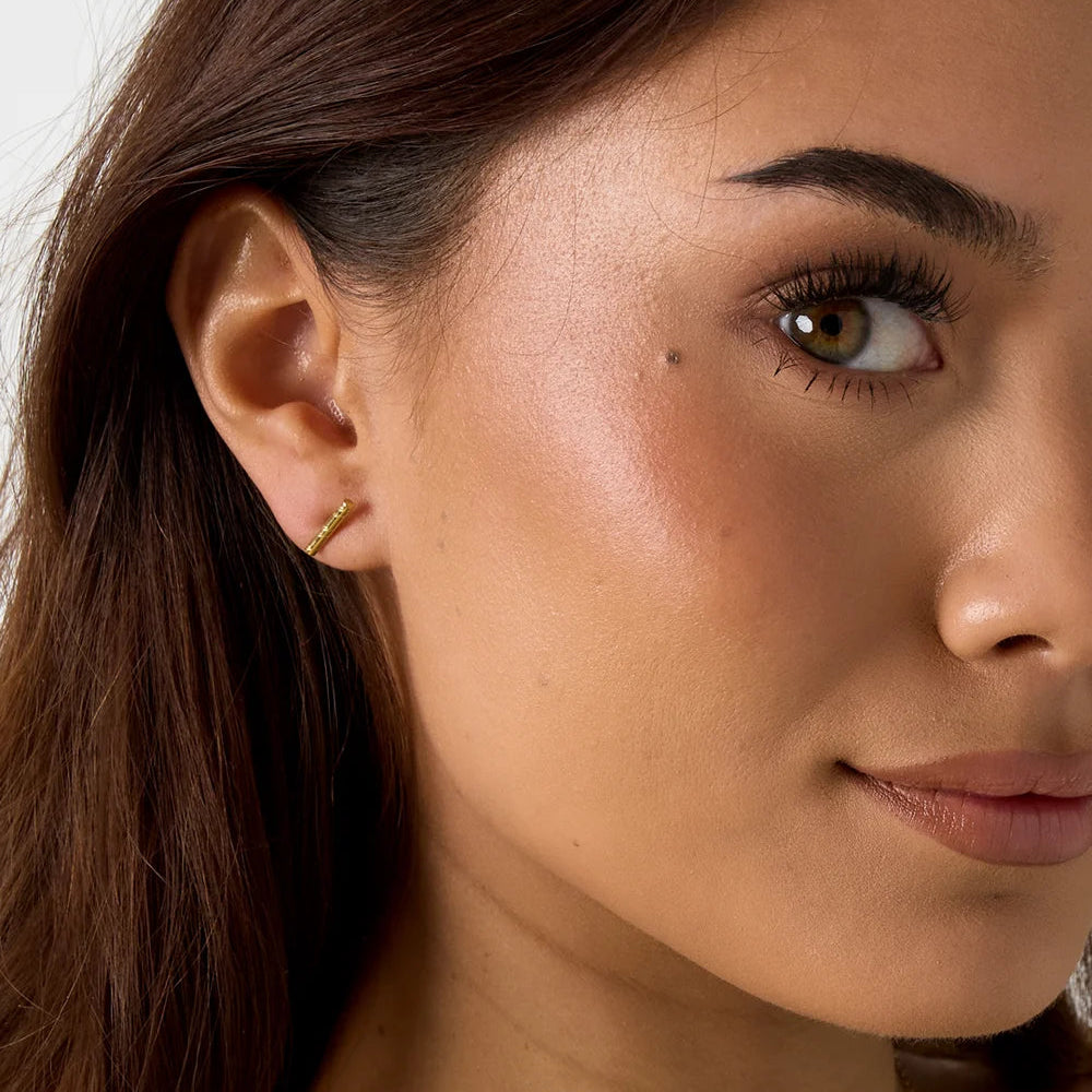 Minimalistische RVS staaf oorbellen met reliëf – Lina textured bar earrings