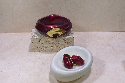 The Crimson set bestaande uit een bangle en set oorbellen van hars en RVS. 