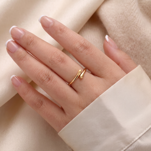 Tiny drop ring goud RVS aan vrouwenhand. Gioia store