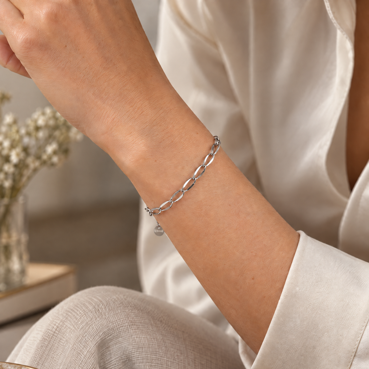 Minimalistische zilveren Luna Bracelet van RVS met ovale schakels gedragen om een pols.