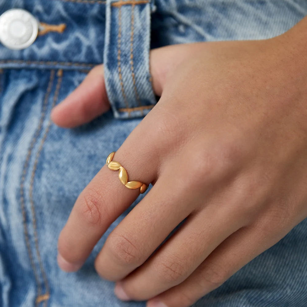 Vrouw die de minimalistische wavy ring draagt.