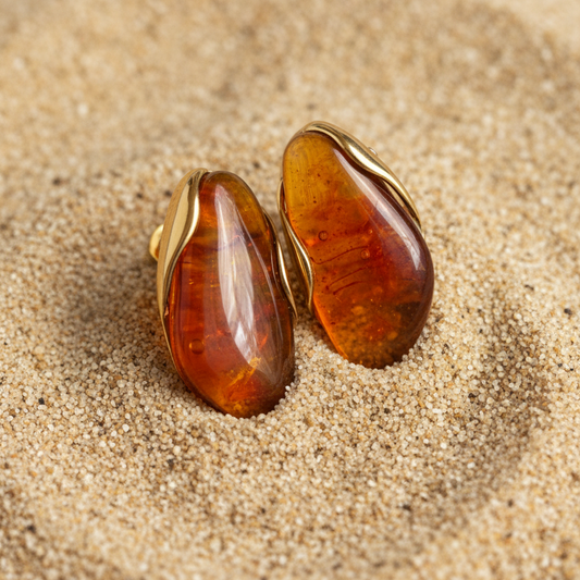 Amber hars oorbellen op zand – Pinterest productfoto