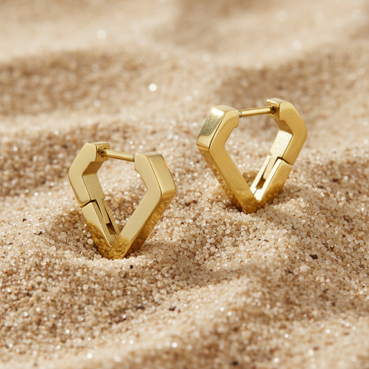 Diana oorbellen goud – V-punt vorm op zand